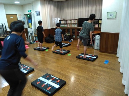 片足上げて、止まれますか？